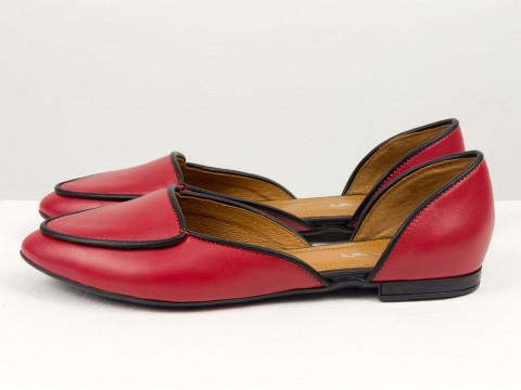 Туфлі човники на низькому ходу з натуральної шкіри червоного кольору.